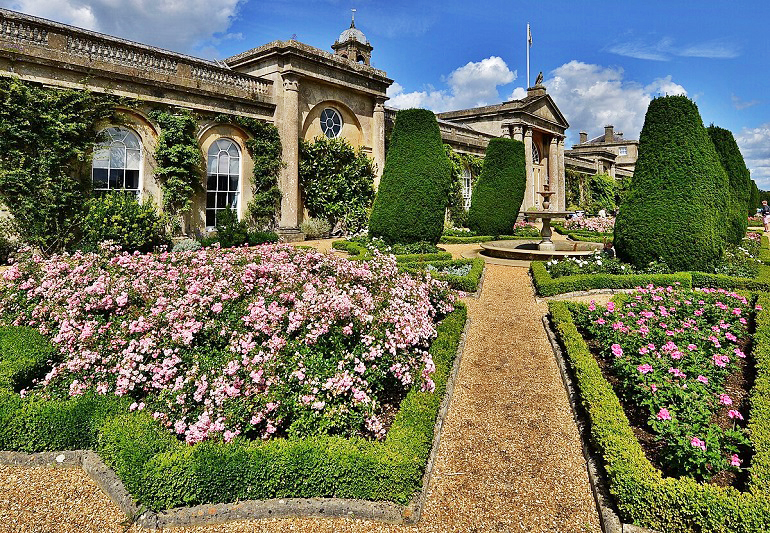 Bowood House (photo by Michael Garlick - CC BY-SA 2.0)