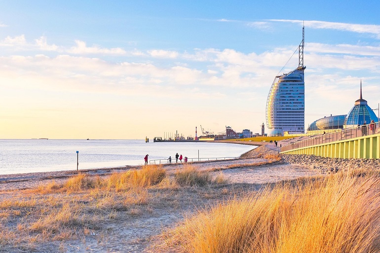 Deichpromenade and Sail City, Bremerhaven (photo by Tim Mrzyglod from Pixabay)