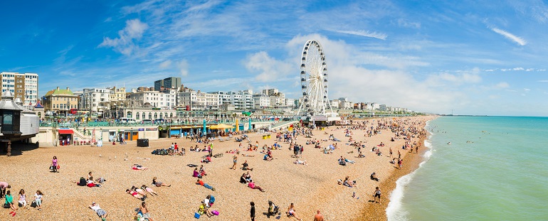 Brighton beach on sunny day (© Stanko07 | Dreamstime.com)
