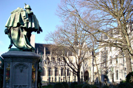 Statues of the Counts of Egmont & Hoorn on the Petit Sablon, and Our Lady of Sablon's Church, Brussels (&copy; Eupedia.com)