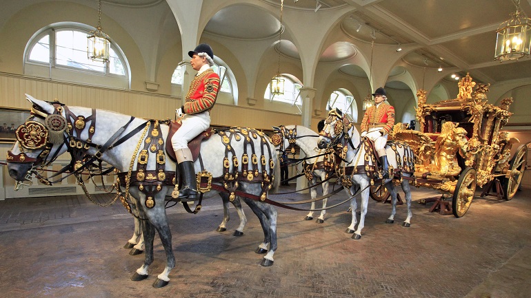 Coach of the British Crown, Buckingham Palace (© Vlad Ghiea | Dreamstime.com)