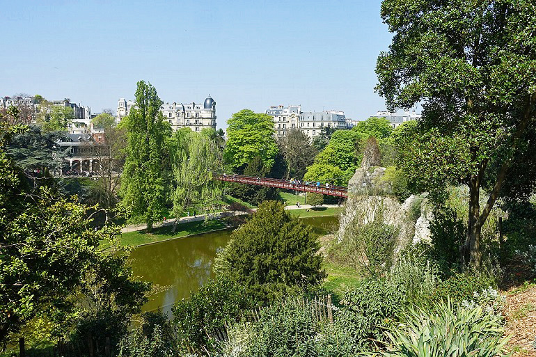 Parc des Buttes-Chaumont (photo by Guilhem Vellut from Paris, France - CC BY 2.0)