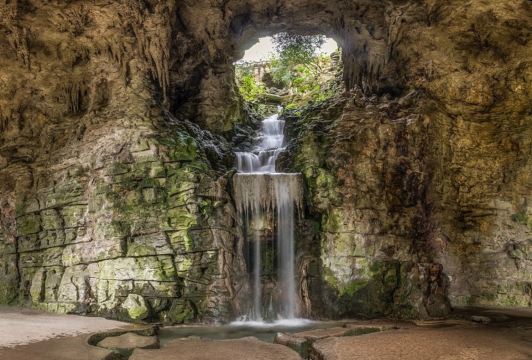 The main artificial waterfall in the Parc des Buttes-Chaumont (photo by Daniel Vorndran / DXR - CC BY-SA 3.0)