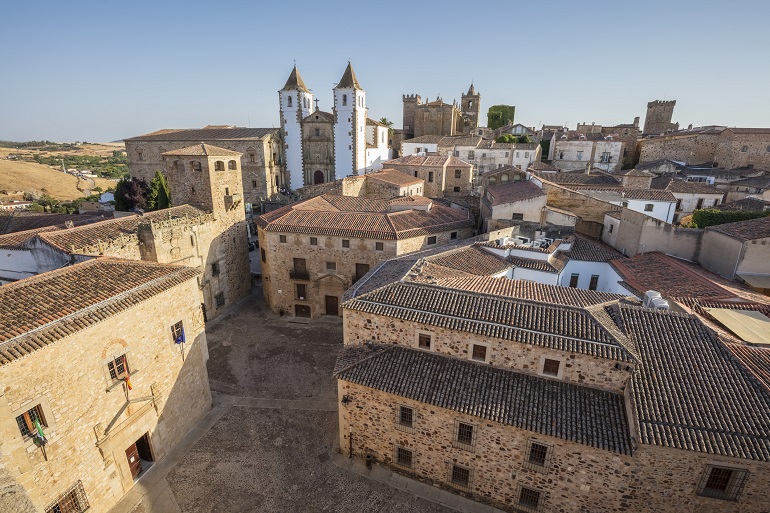 Panorama of the old town of Caceres (© Fcobosp | Dreamstime.com)