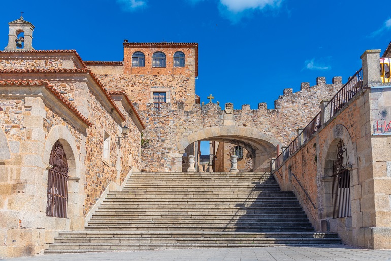 Arco de la Estrella, Cáceres (© Dudlajzov | Dreamstime.com)