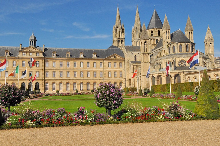 City Hall and Abbaye-aux-Hommes, Caen (photo by Viault - CC BY-SA 3.0)