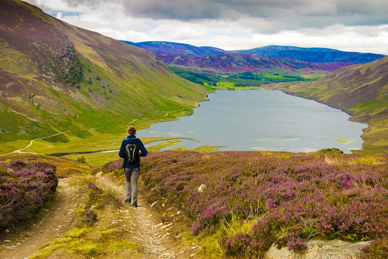 Hiking trail around Loch Lee, Cairngorms National Park (© Iwom22 | Dreamstime.com)
