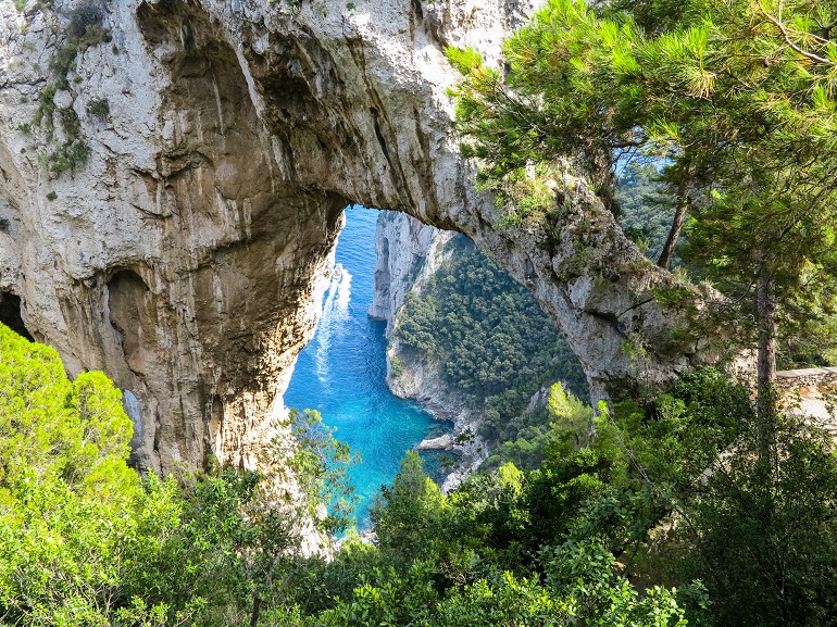 Natural Arch , Capri Island (© Maieru Alina | Dreamstime.com)
