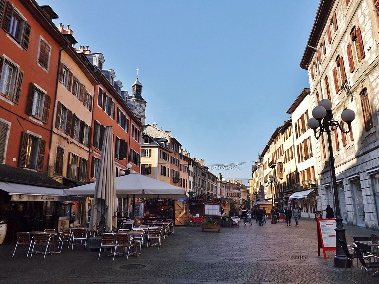 Place Saint-Léger, Chambéry (photo by Florian Pépellin - CC BY-SA 3.0)