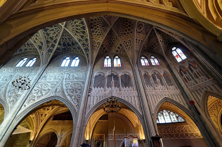 Trompe-l'œil paintings inside Chambéry Cathedral (photo by Patrick - CC BY-SA 2.0)