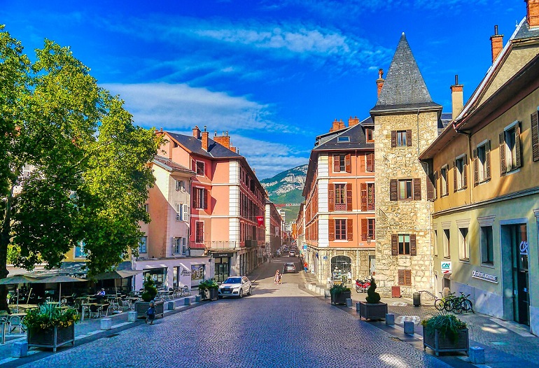 Place du Château, Chambéry (photo by Zairon - CC BY-SA 4.0)