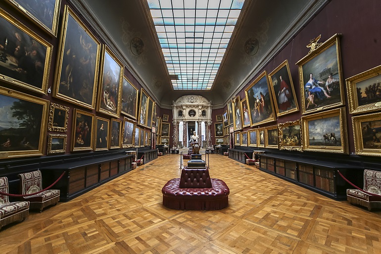 Painting Gallery of the Musée Condé in the Château de Chantilly (© Photogolfer | Dreamstime.com)