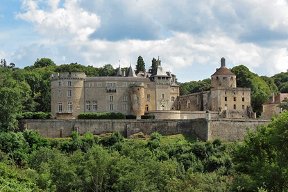 Chastellux Castle, Burgundy (photo by Giogo, modified by Maciamo - CC BY-SA 4.0)