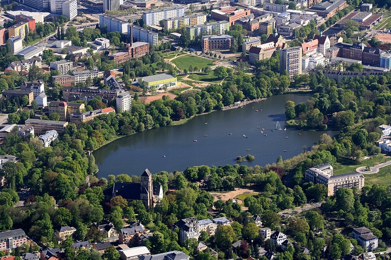 Schlossteich, Chemnitz (photo by Kora27 - CC BY-SA 4.0)