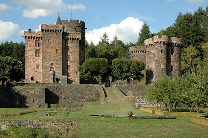 Château-Dauphin in Pontgibaud, Auvergne (photo by Calips - CC BY-SA 3.0)