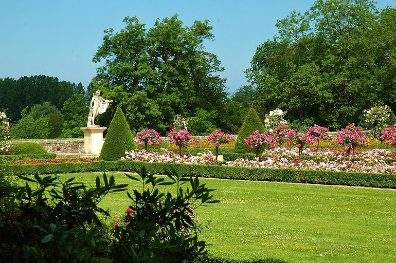 Gardens of the Château d'Eu (photo by isamiga76 - CC BY 2.0)