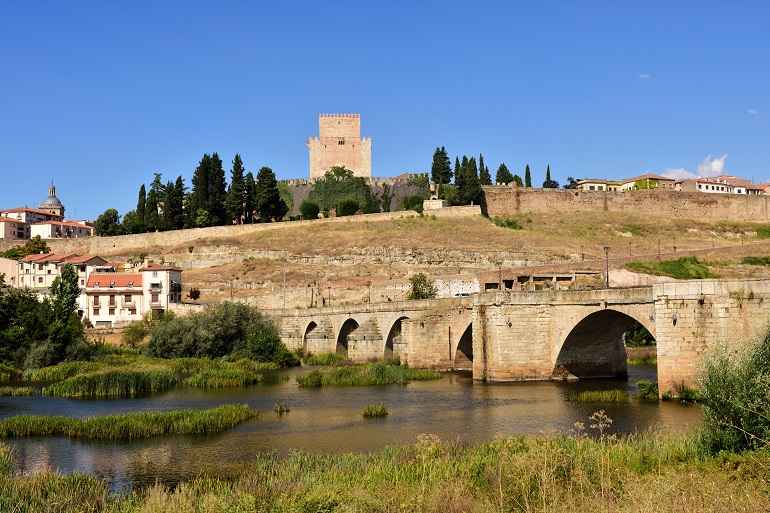 Castle of Henry II overlooking the Águeda river and the medieval bridge in Ciudad Rodrigo (© Josep Curto | Dreamstime.com)