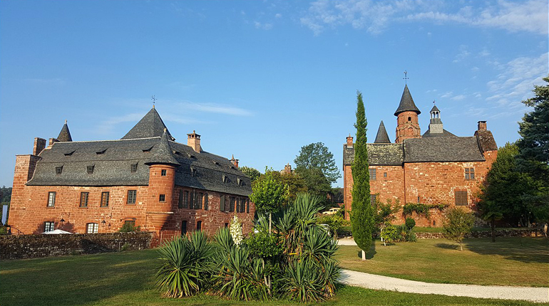 Manoir de Vassinhac et le clocher de l'église Saint-Pierre, Collonges-la-Rouge (photo by Globetrotteur17... Ici, là-bas ou ailleurs... from La Rochelle, FRANCE - CC BY-SA 2.0)