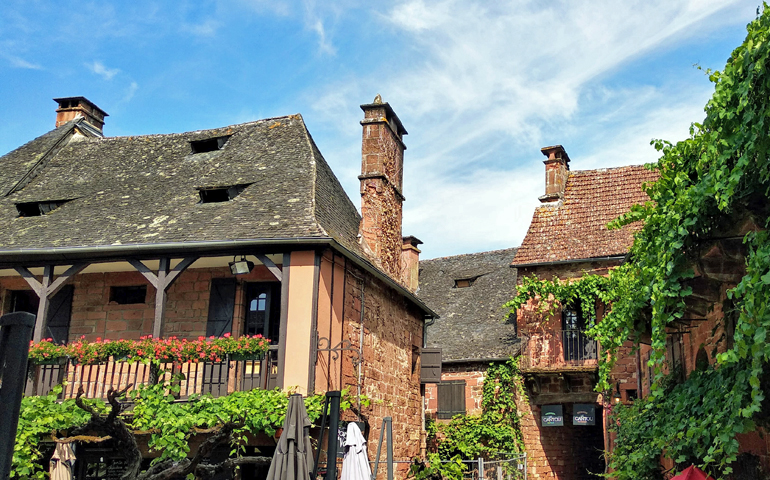 Collonges-la-Rouge (© Eupedia.com)
