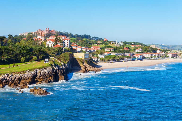 Panorama over Comillas beach (© Saiko3p | Dreamstime.com)
