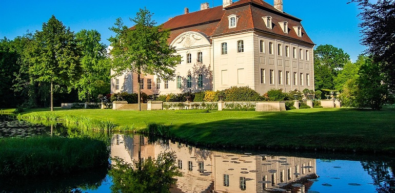 Branitz Castle, Cottbus (photo by Steve from Pixabay)
