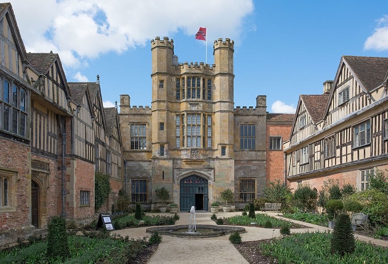 Coughton Court (photo by DeFacto - CC BY-SA 4.0)