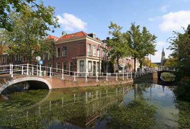 Canal and houses, Delft ( jan kranendonk | iStockphoto.com)