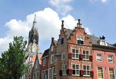 Church and houses in Delft (&copy; robert van beets | iStockphoto.com)