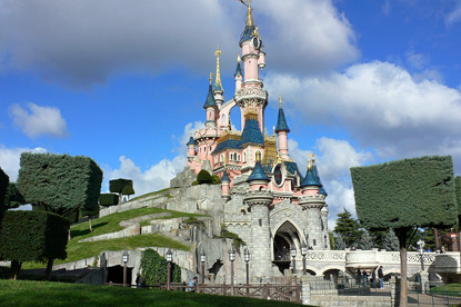 Sleeping Beauty Castle, Disneyland Paris, Seine-et-Marne (photo by Heather Cowper from Bristol, UK - CC BY 2.0)