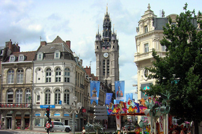Place d'Armes & Belfry, Douai (&copy; Eupedia.com)