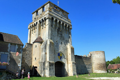 Druyes Castle, Burgundy (photo by Christophe.Finot - CC BY-SA 3.0)