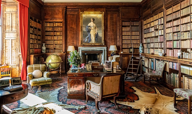 Library, Dunrobin Castle (© Galih Wisnu | Dreamstime.com)