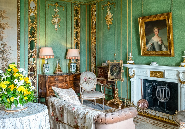Bedroom, Dunrobin Castle (© Giuseppemasci | Dreamstime.com)
