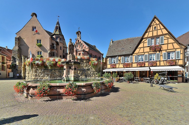 Château, chapelle et fontaine Saint-Léon, Eguisheim (photo by Patrick - CC BY-SA 2.0)