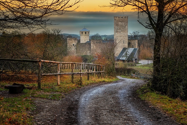 Medieval castle, Eifel National Park (photo by Bernd Marx from Pixabay)