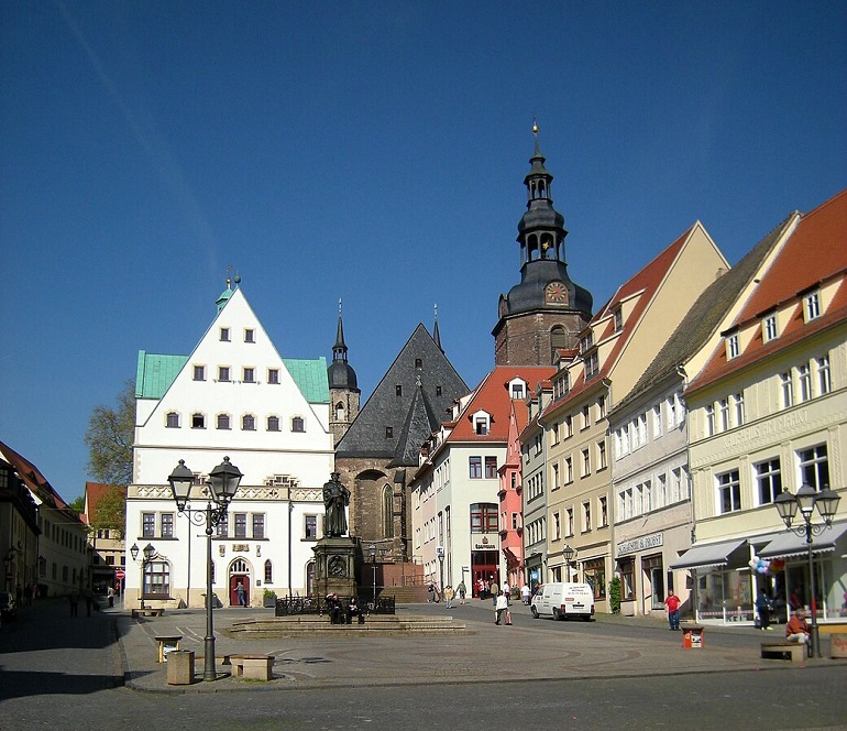 Market Square with the Town Hall and St. Andrew's Church, Eisleben (Franzfoto - CC BY-SA 3.0)