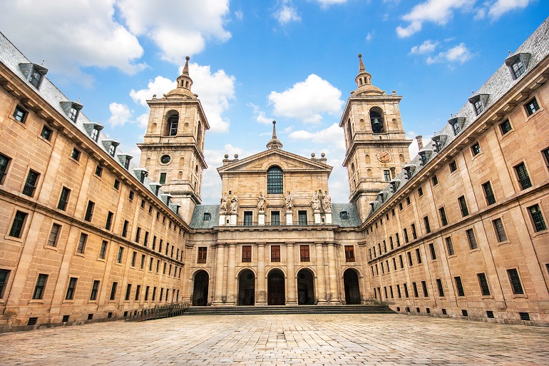 Monastery of San Lorenzo de El Escorial (© minnystock | Dreamstime.com)