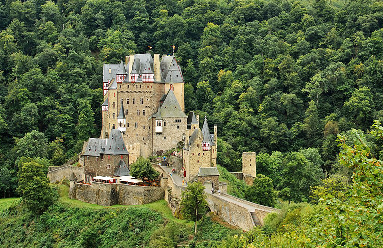 Eltz Castle (photo by Timo Rüßler - CC BY-SA 3.0)