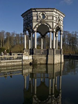 Pavilion of the Seven Stars in the castle park of Enghien (photo by Małgorzata Kaczor - CC BY 3.0 Unported license)