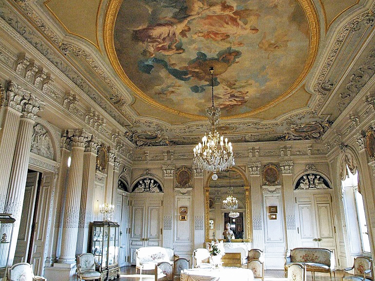 Grand Salon, Château de Ferrières (photo by MOSSOT - CC BY-SA 3.0)
