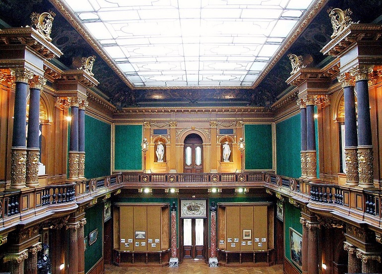 Grand Vestibule, Château de Ferrières (photo by MOSSOT - CC BY-SA 3.0)