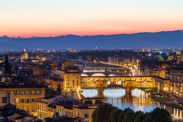 Sunset over the Ponte Vecchio and Arno River, Florence (© fisfra - Fotolia.com)