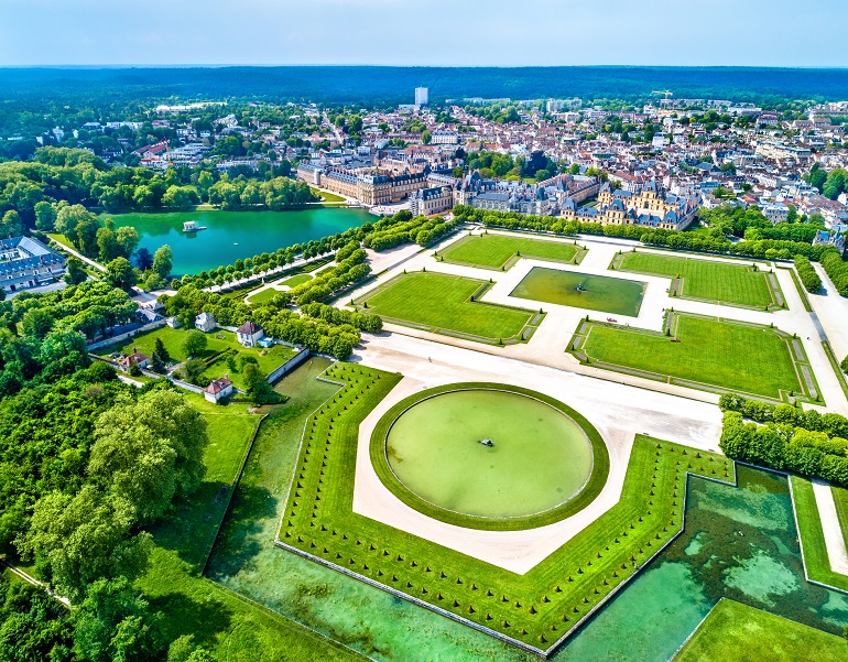 Aerial view of the Palace and Gardens of Fontainebleau (© Leonid Andronov | Dreamstime.com)