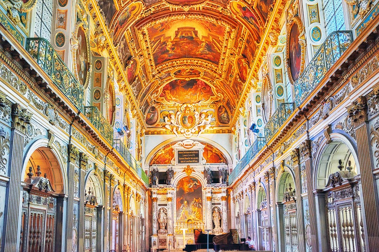 The Trinity Chapel, Château de Fontainebleau (© Vitalyedush | Dreamstime.com)