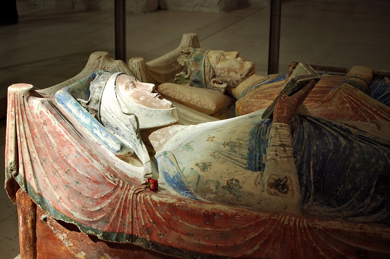 Tomb effigy of Eleanor of Aquitaine and Henry II Plantagenet, Fontevraud Abbey (photo by ElanorGamgee - CC BY-SA 4.0)