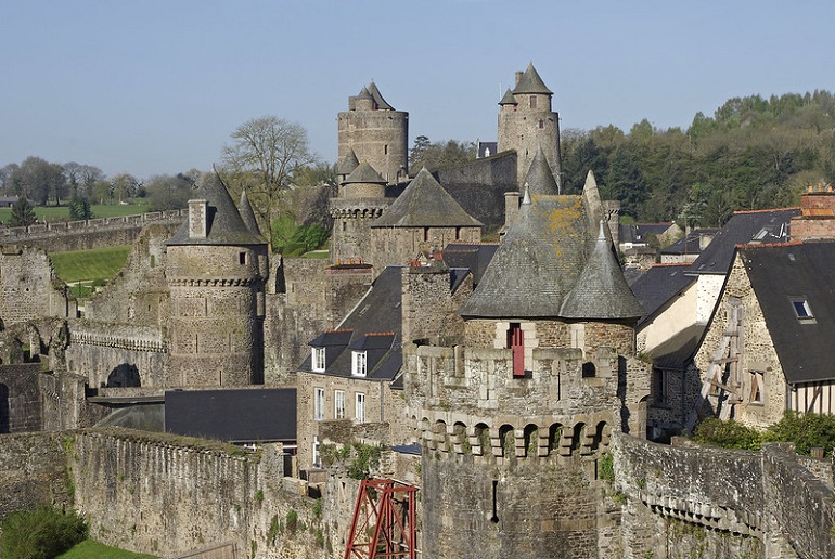 Château de Fougères (photo by Daniel Jolivet - CC BY 2.0)