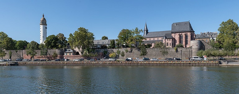 Höchster Schloss and the Justinuskirche in the Höchst District of Frankfurt (photo by DXR - CC BY-SA 4.0)