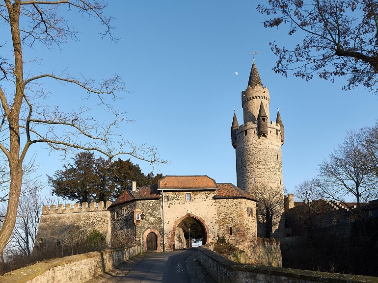 Castle Gate and Adolfsturm, Friedberg in der Wetterau (photo by Andraes Schulz from Pixabay)