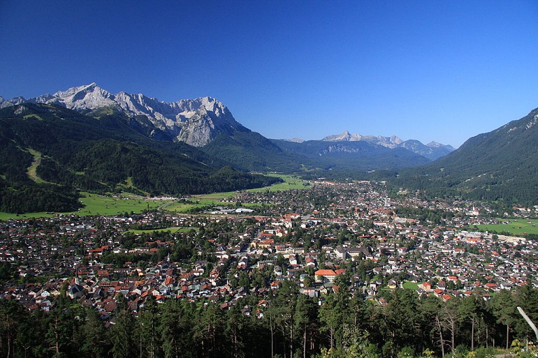 Garmisch-Partenkirchen with the mountains Alpspitze, Zugspitze and Daniel in the background (photo by Octagon - CC BY 3.0)
