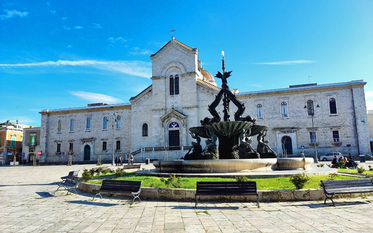 Piazza Vittorio Emanuele II, Giovinazzo (© Eupedia.com)